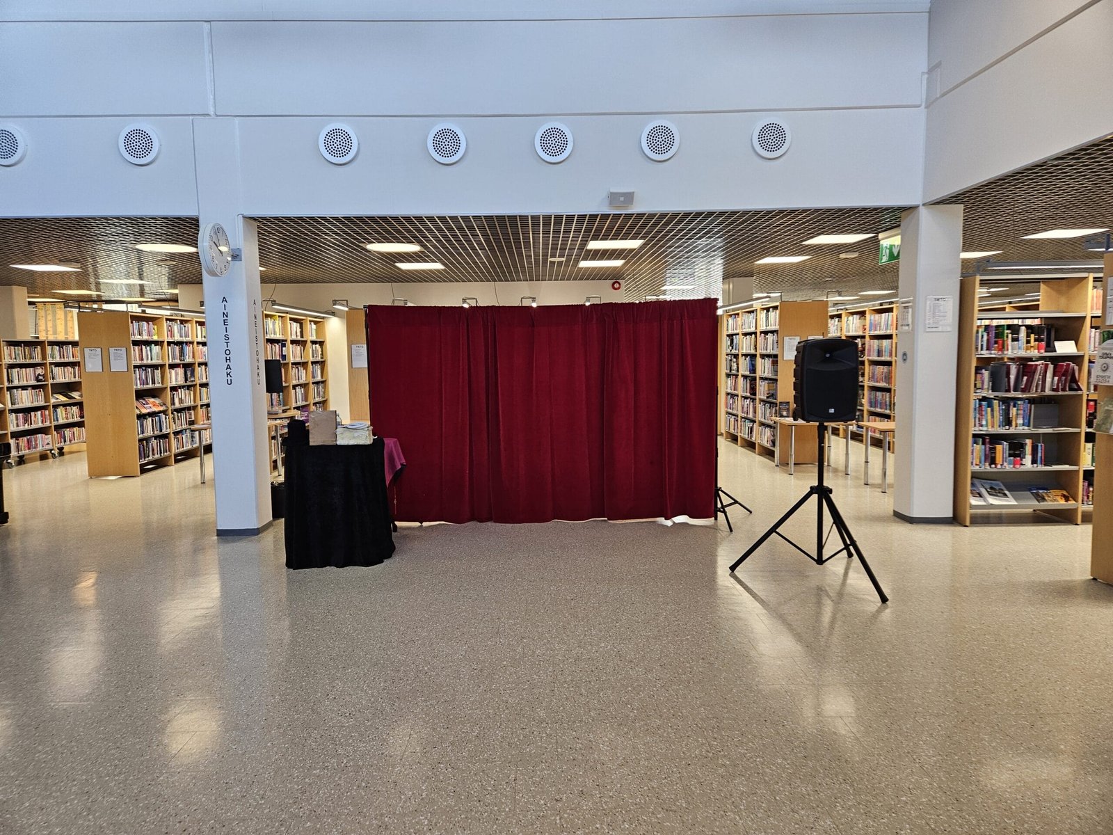 Lukemiseen kannustava taikaesitys