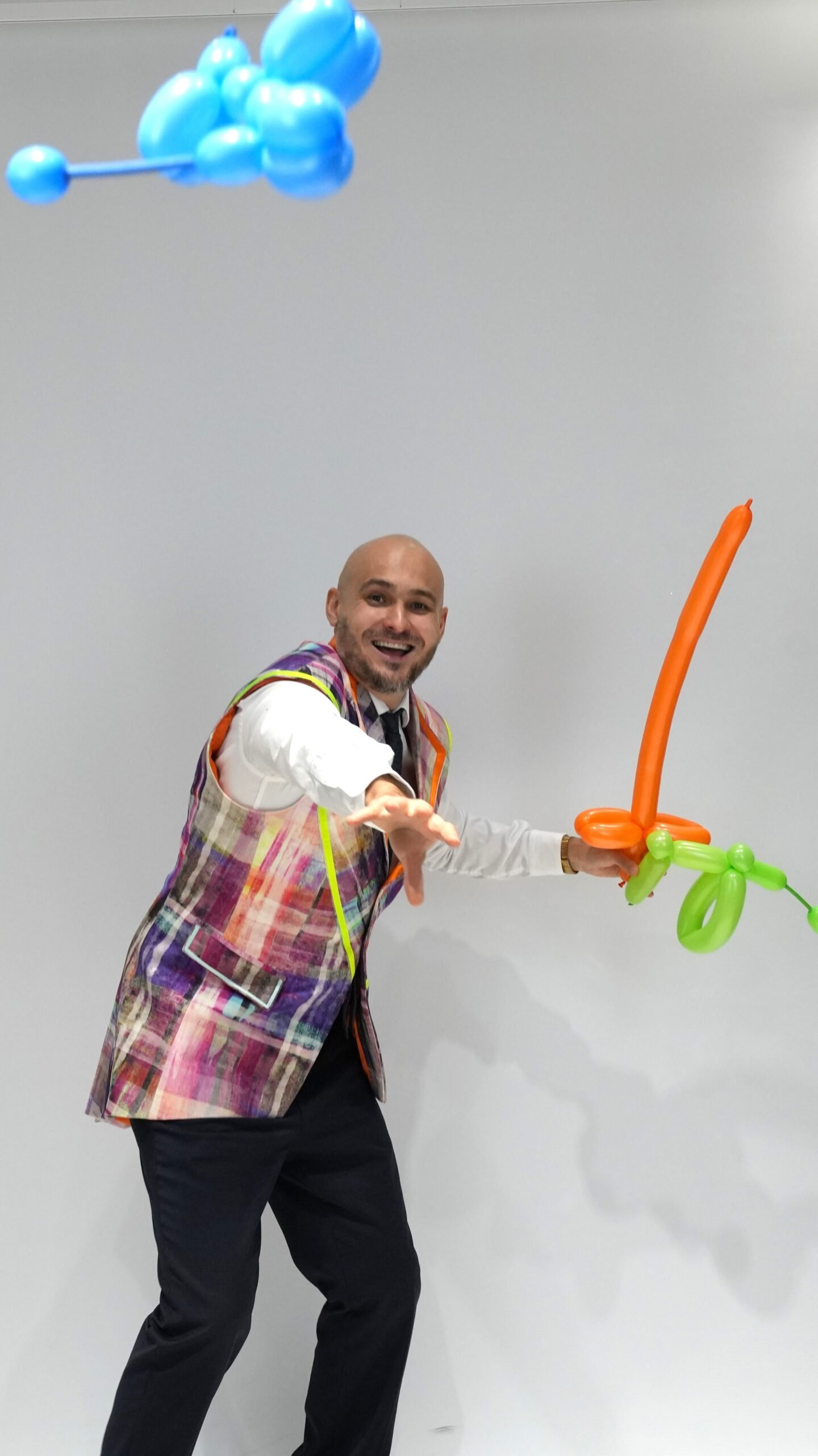 Taikuri päiväkotiin Taikuri tekee ilmapallon päiväkodisaa