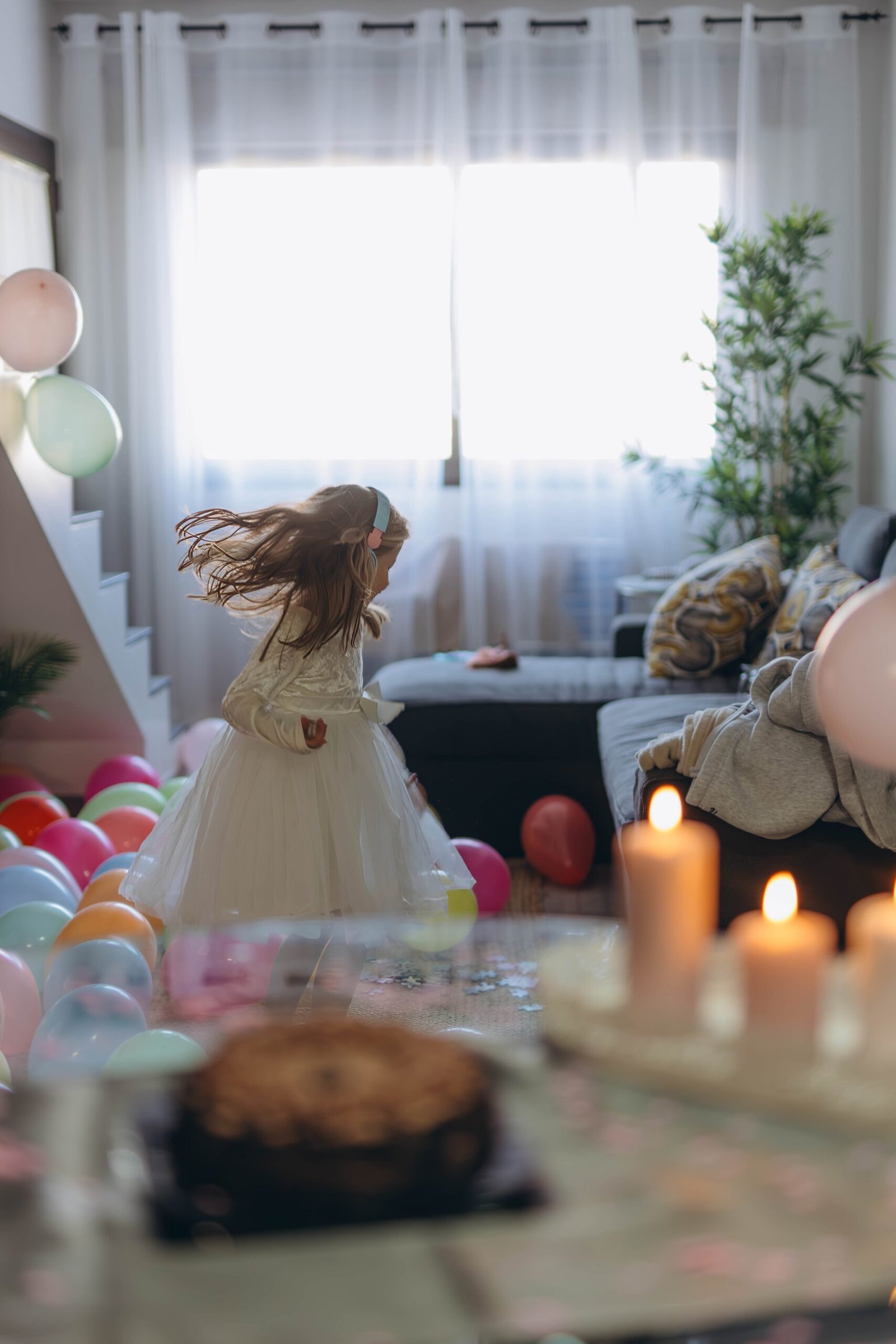 Synttärisankari avustamassa taikuria taikuri synttäreille