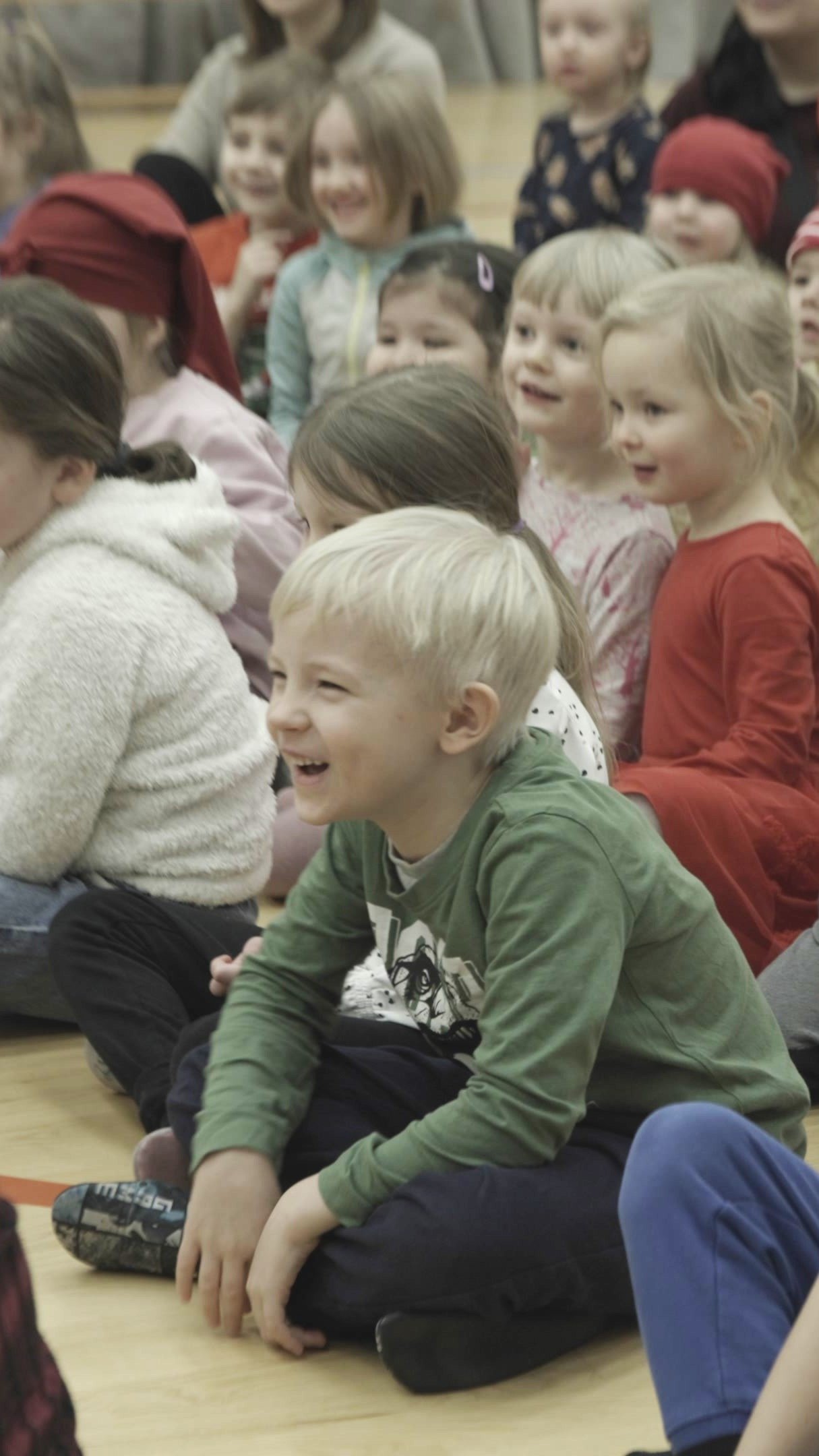 Yleisö katsoo Taikuri Helsinki esitystä