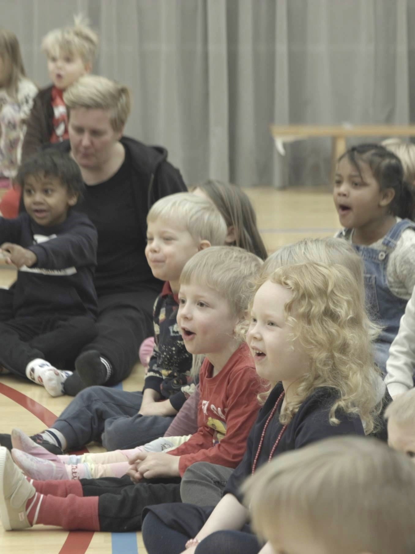 Lasten esiintyjä esiintyy lapsille