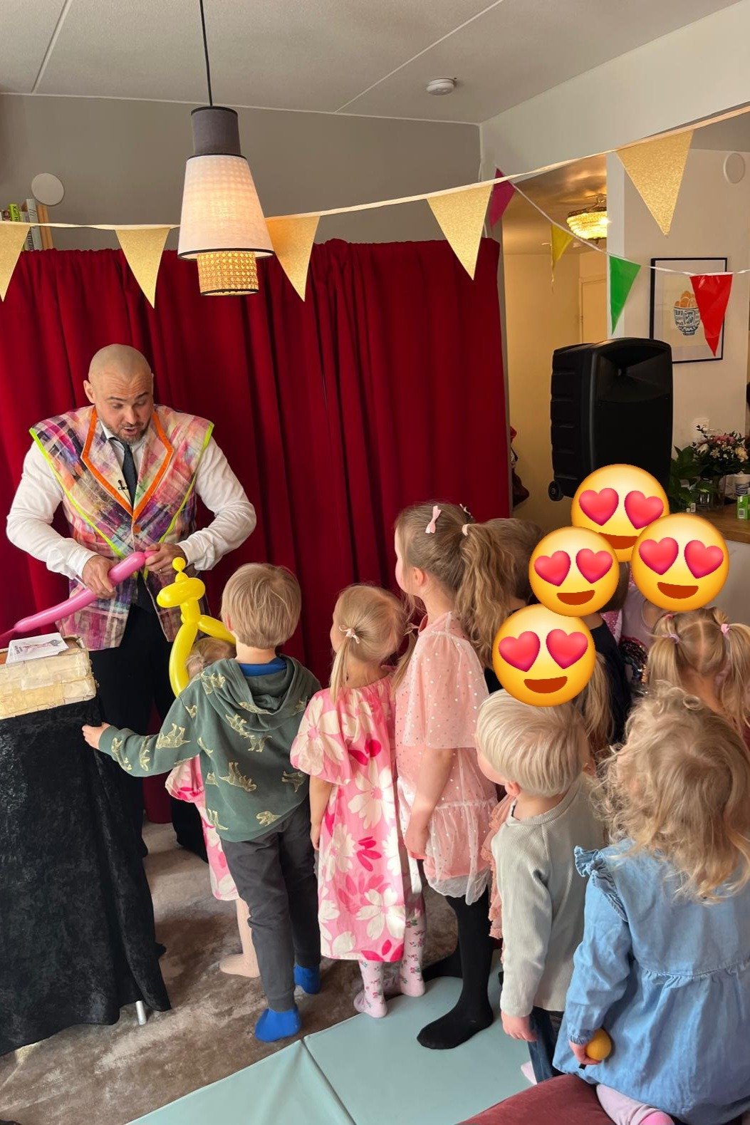 Synttärisankari avustaa Taikuri Karia taikatempussa