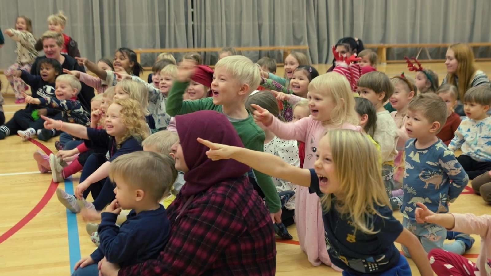 Päiväkotilasten reaktio taikatemppuun Taikuri Karin esityksessä